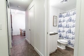 AOC Suites 2 Bedroom Condo, City CN Tower View