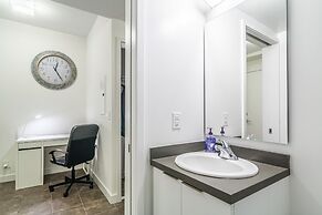 AOC Suites 2 Bedroom Condo, City CN Tower View