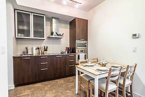 AOC Suites 2 Bedroom Condo, City CN Tower View