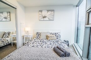 AOC Suites 2 Bedroom Condo, City CN Tower View