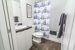 AOC Suites 2 Bedroom Condo, City CN Tower View