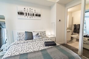 AOC Suites 2 Bedroom Condo, City CN Tower View