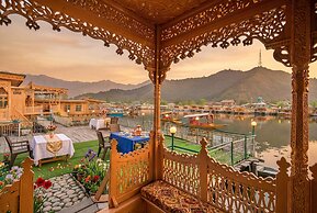 Firdous Houseboats at Dal Lake