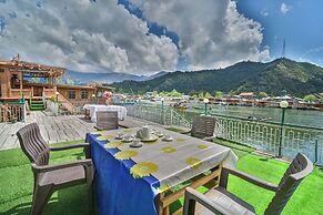 Firdous Houseboats at Dal Lake