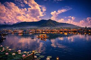 Firdous Houseboats at Dal Lake