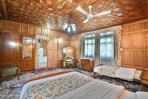 Firdous Houseboats at Dal Lake