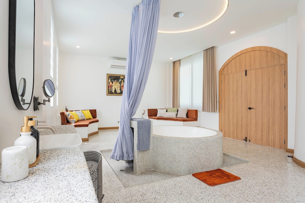 Downtown Oasis Pool Villa