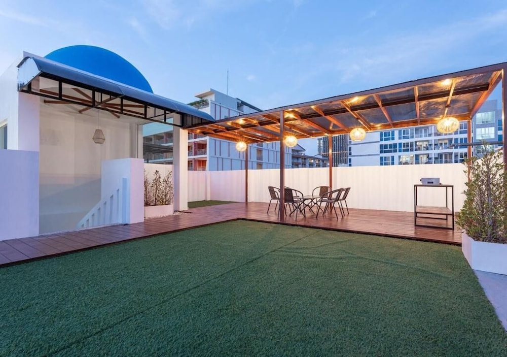 Downtown Oasis Pool Villa