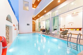 Downtown Oasis Pool Villa