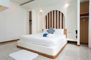 Downtown Oasis Pool Villa