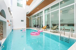 Downtown Oasis Pool Villa