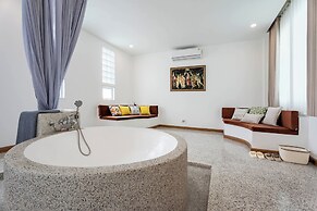 Downtown Oasis Pool Villa