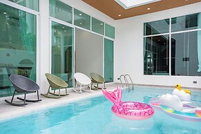 Downtown Oasis Pool Villa