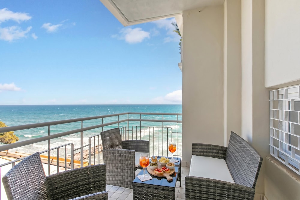 Kenyon Charm - Total Sea View