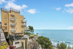 Kenyon Charm - Total Sea View