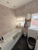 House Sleeps 7 With Enclosed Garden