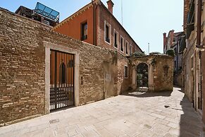 San Polo Palace 1976