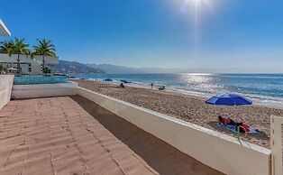 Oceanfront 3 BR Condo With Private Beach - Pools