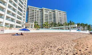Oceanfront 3 BR Condo With Private Beach - Pools