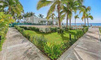 Oceanfront 3 BR Condo With Private Beach - Pools