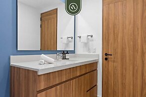 Oceanfront 3 BR Condo With Private Beach - Pools