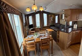 Cabin Caravan Sleeps 6 With Parking