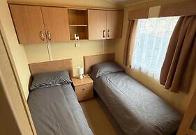 Cabin Caravan Sleeps 6 With Parking