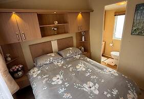Cabin Caravan Sleeps 6 With Parking