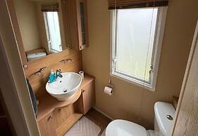 Cabin Caravan Sleeps 6 With Parking
