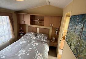 Cabin Caravan Sleeps 6 With Parking