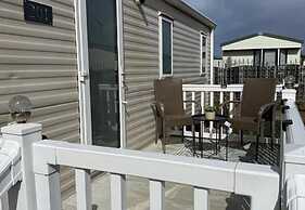 Cabin Caravan Sleeps 6 With Parking