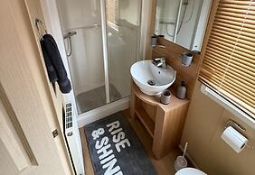 Cabin Caravan Sleeps 6 With Parking