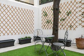 City Vibes - 2-BR Apt. with Backyard in kolonaki