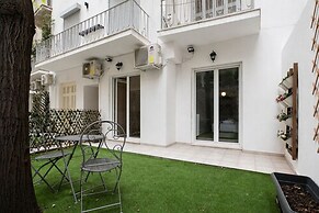 City Vibes - 2-BR Apt. with Backyard in kolonaki