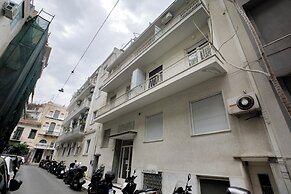 City Vibes - 2-BR Apt. with Backyard in kolonaki