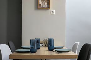 City Vibes - 2-BR Apt. with Backyard in kolonaki
