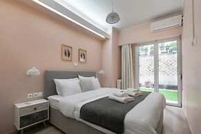 City Vibes - 2-BR Apt. with Backyard in kolonaki