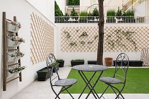 City Vibes - 2-BR Apt. with Backyard in kolonaki