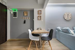 City Vibes - 2-BR Apt. with Backyard in kolonaki