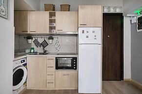 City Vibes - 2-BR Apt. with Backyard in kolonaki