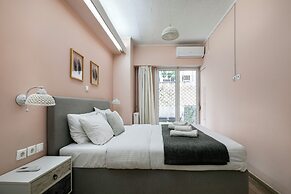 City Vibes - 2-BR Apt. with Backyard in kolonaki