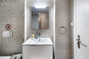 City Vibes - 2-BR Apt. with Backyard in kolonaki