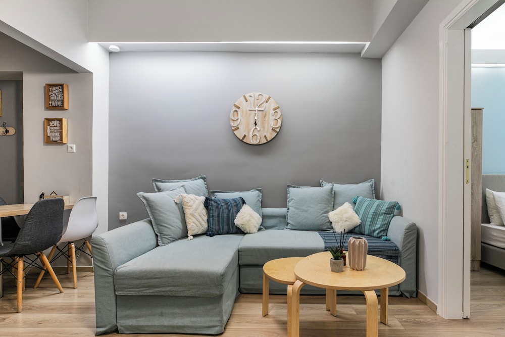 City Vibes - 2-BR Apt. with Backyard in kolonaki