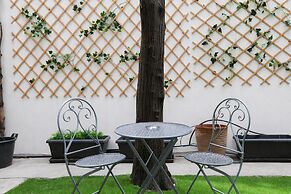 City Vibes - 2-BR Apt. with Backyard in kolonaki