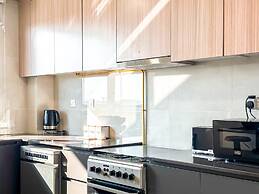 Stunning 1BR Luxury Apt with Pool View