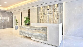 Stunning 1BR Luxury Apt with Pool View
