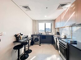 Stunning 1BR Luxury Apt with Pool View