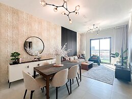 Stunning 1BR Luxury Apt with Pool View