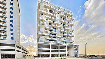 Stunning 1BR Luxury Apt with Pool View