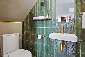 Stylish 1BR Parc Monceau Retreat
